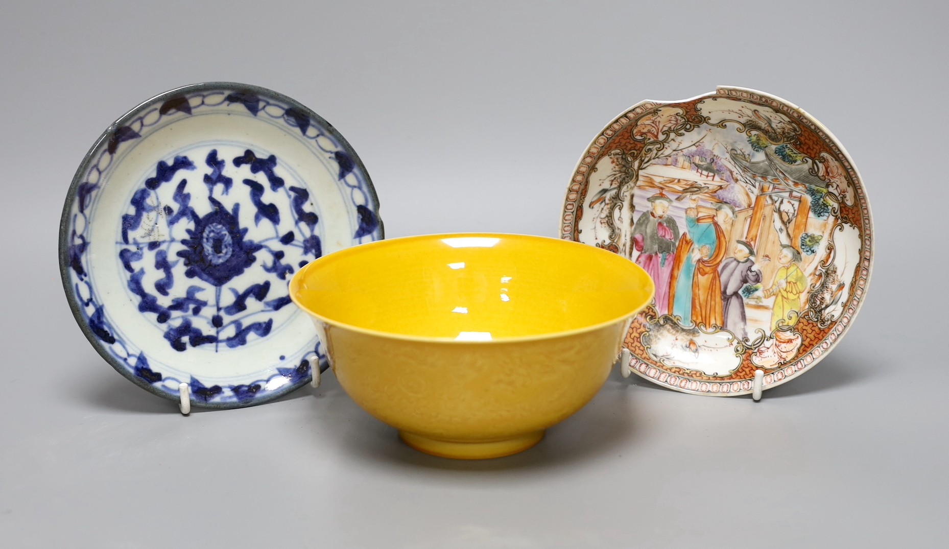 An 18th century Chinese export saucer dish (a.f), a Chinese blue and white dish and yellow ground ‘dragon’ bowl